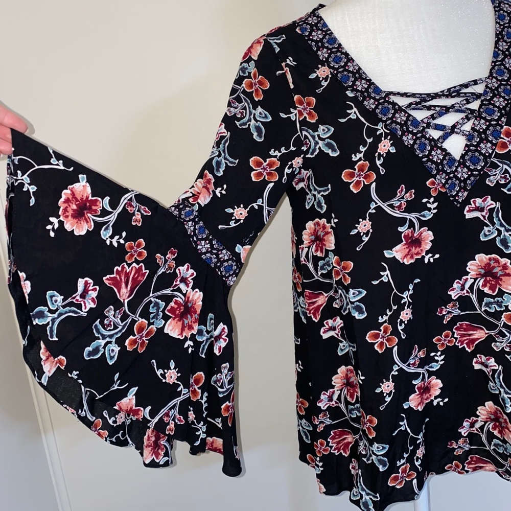 Women’s Belle Sleeve Top size Small